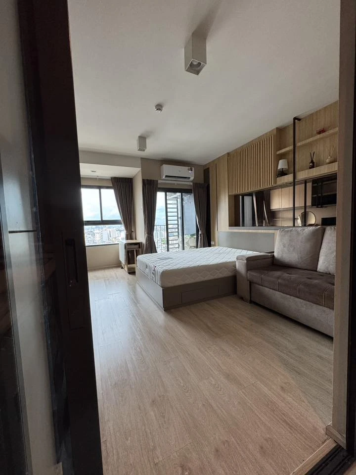 Selling Ideo Sathorn-Wongwian Yai condo. Beautifully furnished with a stunning built-in headboard and fully equipped with appliances. Book now!