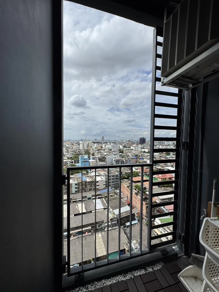 Selling Ideo Sathorn-Wongwian Yai condo. Beautifully furnished with a stunning built-in headboard and fully equipped with appliances. Book now!