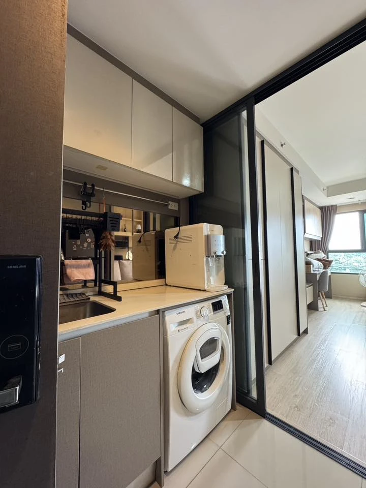 Selling Ideo Sathorn-Wongwian Yai condo. Beautifully furnished with a stunning built-in headboard and fully equipped with appliances. Book now!