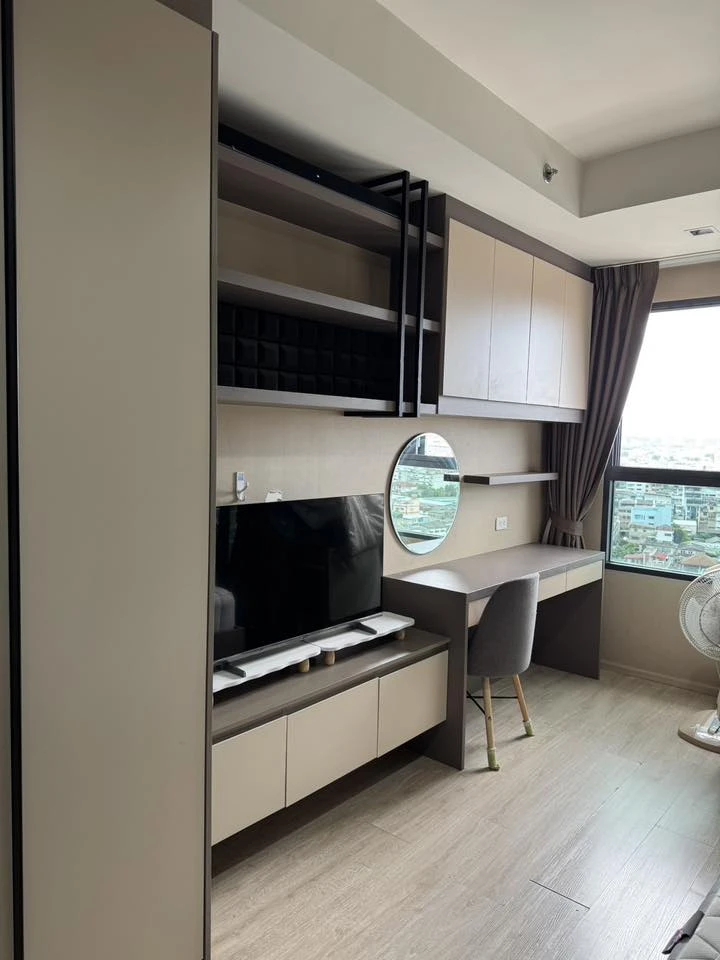 Selling Ideo Sathorn-Wongwian Yai condo. Beautifully furnished with a stunning built-in headboard and fully equipped with appliances. Book now!