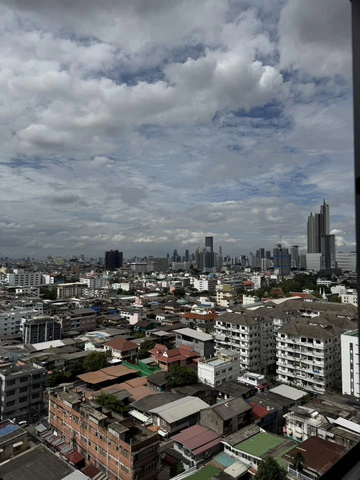 Selling Ideo Sathorn-Wongwian Yai condo. Beautifully furnished with a stunning built-in headboard and fully equipped with appliances. Book now!