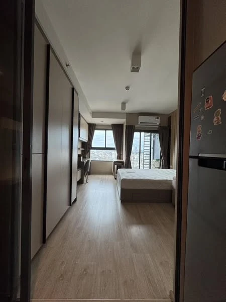 Selling Ideo Sathorn-Wongwian Yai condo. Beautifully furnished with a stunning built-in headboard and fully equipped with appliances. Book now!