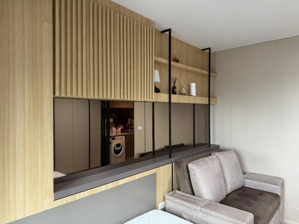 Selling Ideo Sathorn-Wongwian Yai condo. Beautifully furnished with a stunning built-in headboard and fully equipped with appliances. Book now!