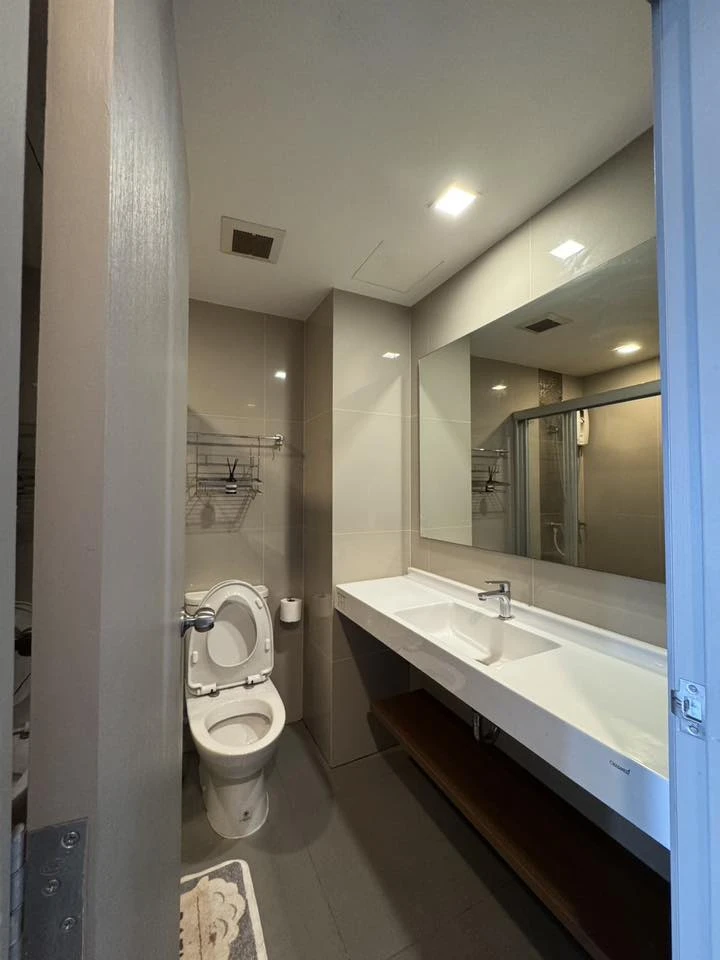 Selling Ideo Sathorn-Wongwian Yai condo. Beautifully furnished with a stunning built-in headboard and fully equipped with appliances. Book now!