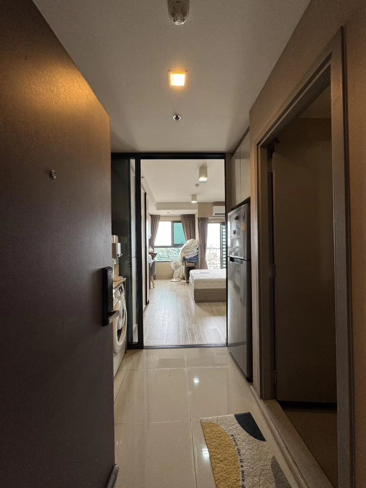 Selling Ideo Sathorn-Wongwian Yai condo. Beautifully furnished with a stunning built-in headboard and fully equipped with appliances. Book now!