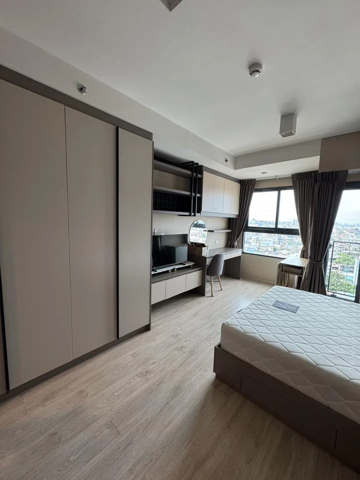 Selling Ideo Sathorn-Wongwian Yai condo. Beautifully furnished with a stunning built-in headboard and fully equipped with appliances. Book now!