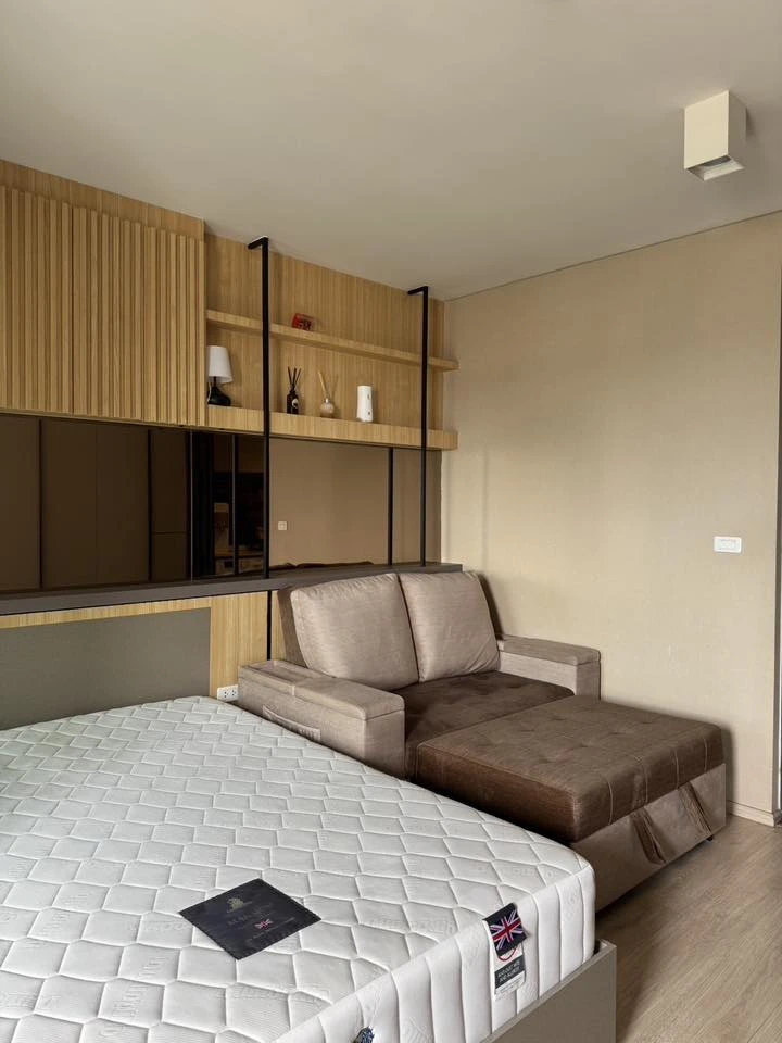 Selling Ideo Sathorn-Wongwian Yai condo. Beautifully furnished with a stunning built-in headboard and fully equipped with appliances. Book now!