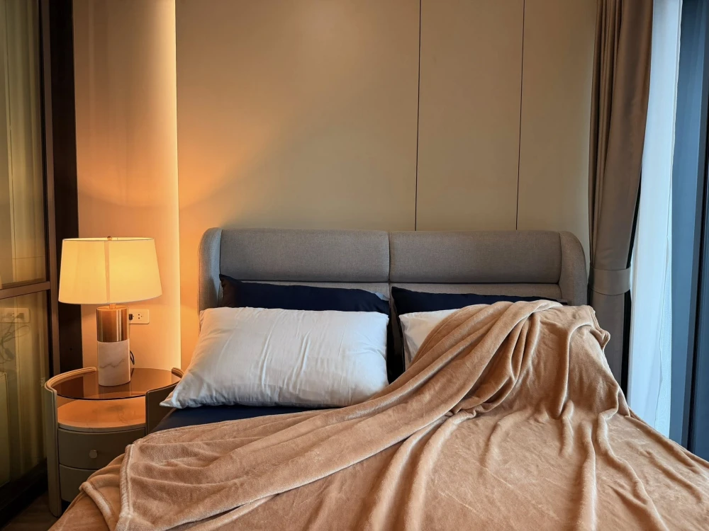 For rent: Ideo Sukhumvit - Rama 4. Modern style decoration with high-quality materials and built-in furniture. Don't miss out!