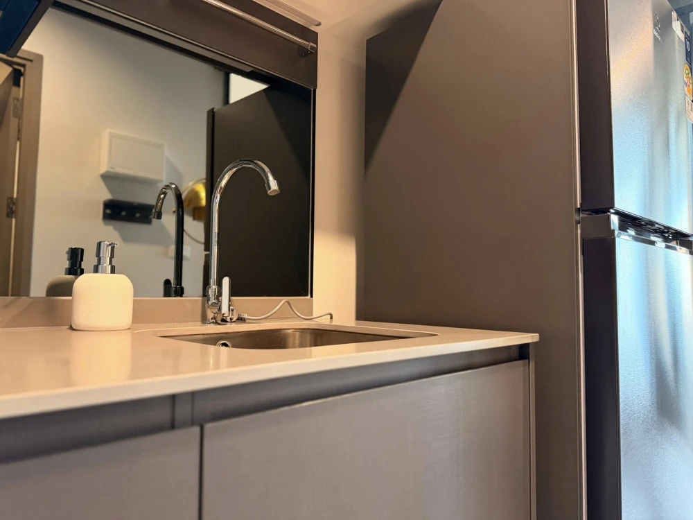 For rent: Ideo Sukhumvit - Rama 4. Modern style decoration with high-quality materials and built-in furniture. Don't miss out!
