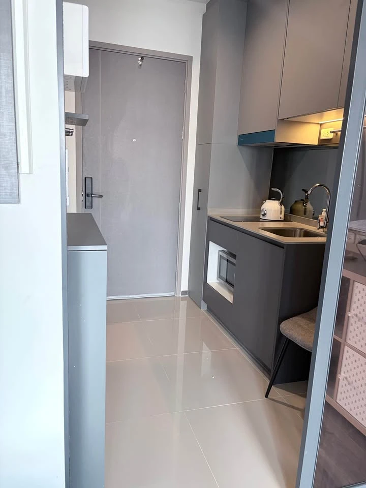 ให้เช่า Ideo Sukhumvit - Rama 4 ตั้งอยู่บนชั้น 12 พร้อมวิวที่ไม่มีสิ่งกีดขวาง ห้องนี้ตกแต่งอย่างครบครันเพื่อไลฟ์สไตล์ระดับพรีเมียม