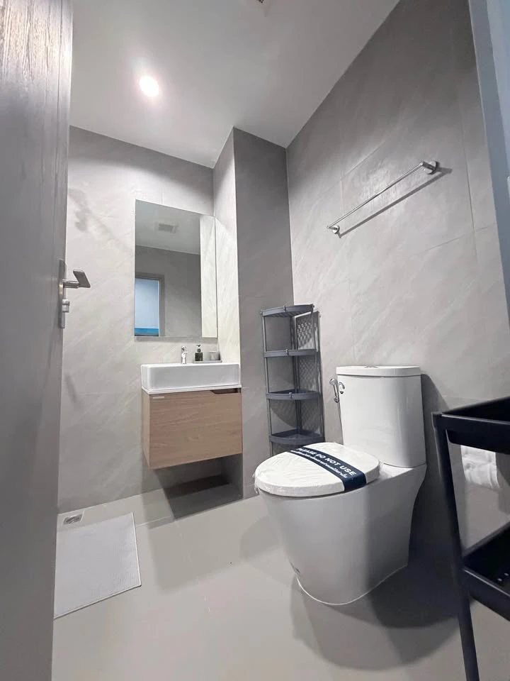 ให้เช่า Ideo Sukhumvit - Rama 4 ตั้งอยู่บนชั้น 12 พร้อมวิวที่ไม่มีสิ่งกีดขวาง ห้องนี้ตกแต่งอย่างครบครันเพื่อไลฟ์สไตล์ระดับพรีเมียม
