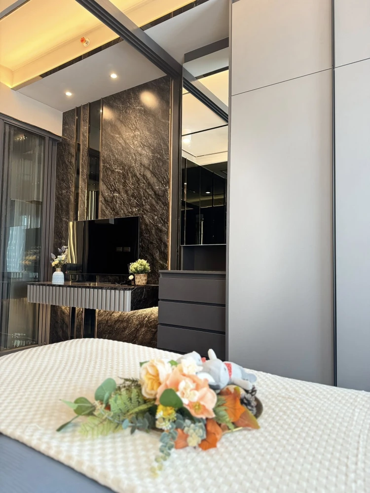 For rent: Ideo Sukhumvit - Rama 4, high floor room, fully furnished, luxury built-in, just bring your bag and move in.