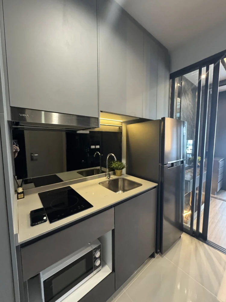For rent: Ideo Sukhumvit - Rama 4, high floor room, fully furnished, luxury built-in, just bring your bag and move in.