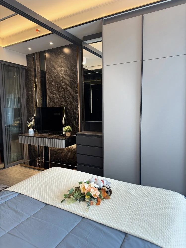 For rent: Ideo Sukhumvit - Rama 4, high floor room, fully furnished, luxury built-in, just bring your bag and move in.