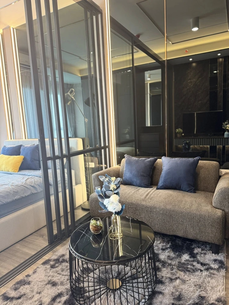 For rent: Ideo Sukhumvit - Rama 4, high floor room, fully furnished, luxury built-in, just bring your bag and move in.