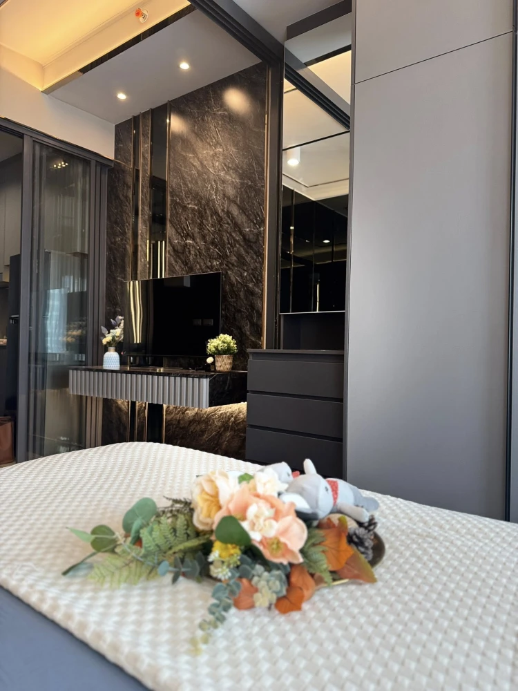 For rent: Ideo Sukhumvit - Rama 4, high floor room, fully furnished, luxury built-in, just bring your bag and move in.