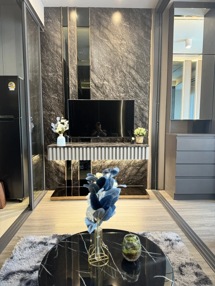 For rent: Ideo Sukhumvit - Rama 4, high floor room, fully furnished, luxury built-in, just bring your bag and move in.