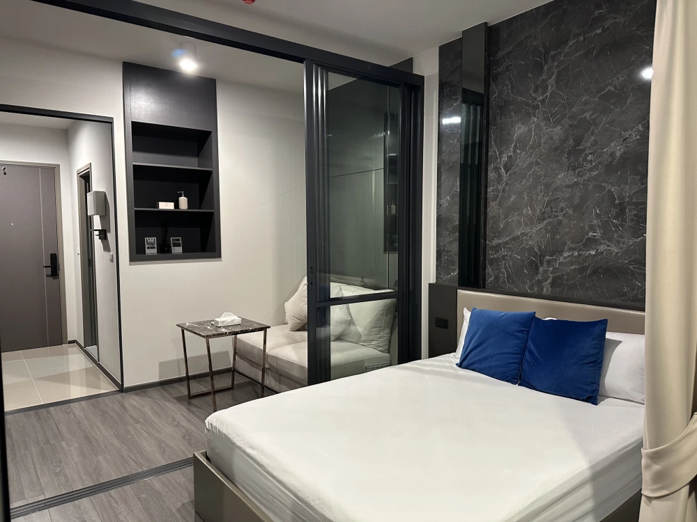 For rent: Ideo Sukhumvit - Rama 4, spacious room, lots of usable space, built-in marble patterned walls, great location, book now.