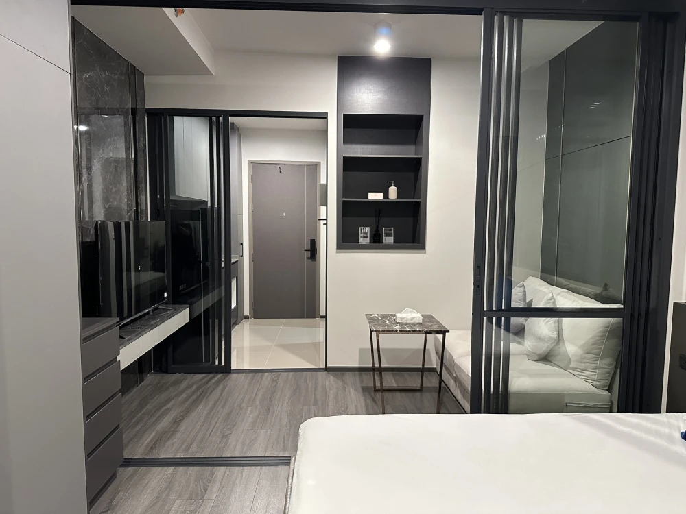 For rent: Ideo Sukhumvit - Rama 4, spacious room, lots of usable space, built-in marble patterned walls, great location, book now.
