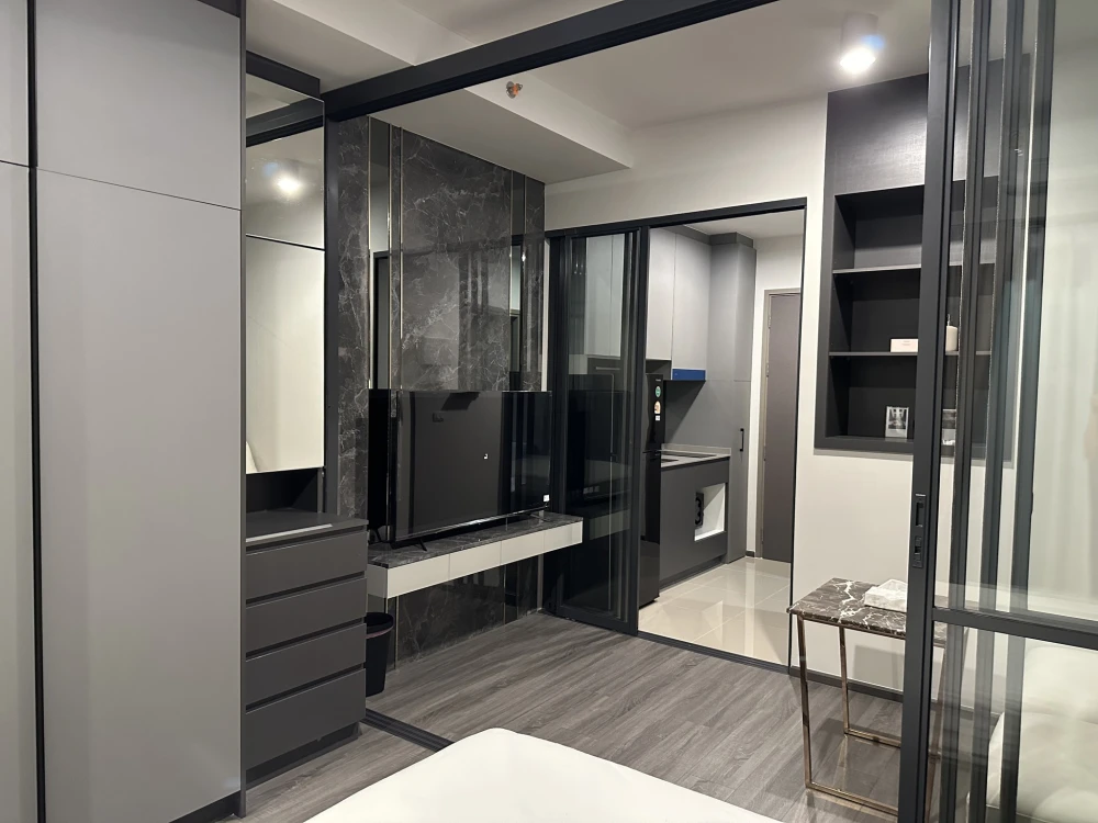 For rent: Ideo Sukhumvit - Rama 4, spacious room, lots of usable space, built-in marble patterned walls, great location, book now.