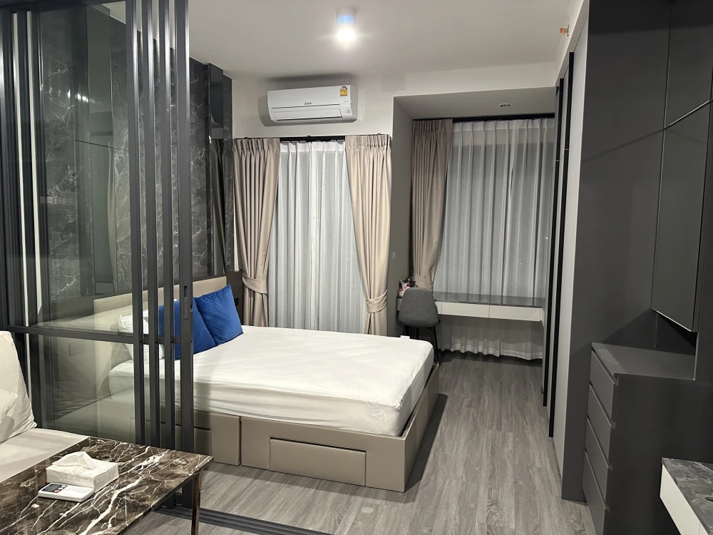 For rent: Ideo Sukhumvit - Rama 4, spacious room, lots of usable space, built-in marble patterned walls, great location, book now.