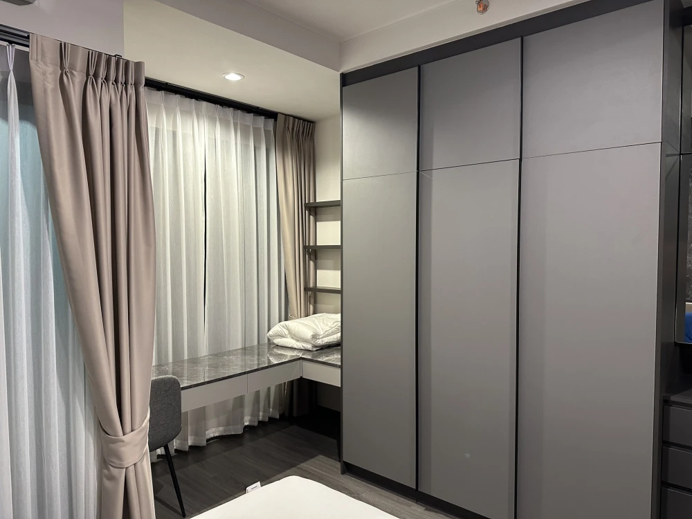 For rent: Ideo Sukhumvit - Rama 4, spacious room, lots of usable space, built-in marble patterned walls, great location, book now.