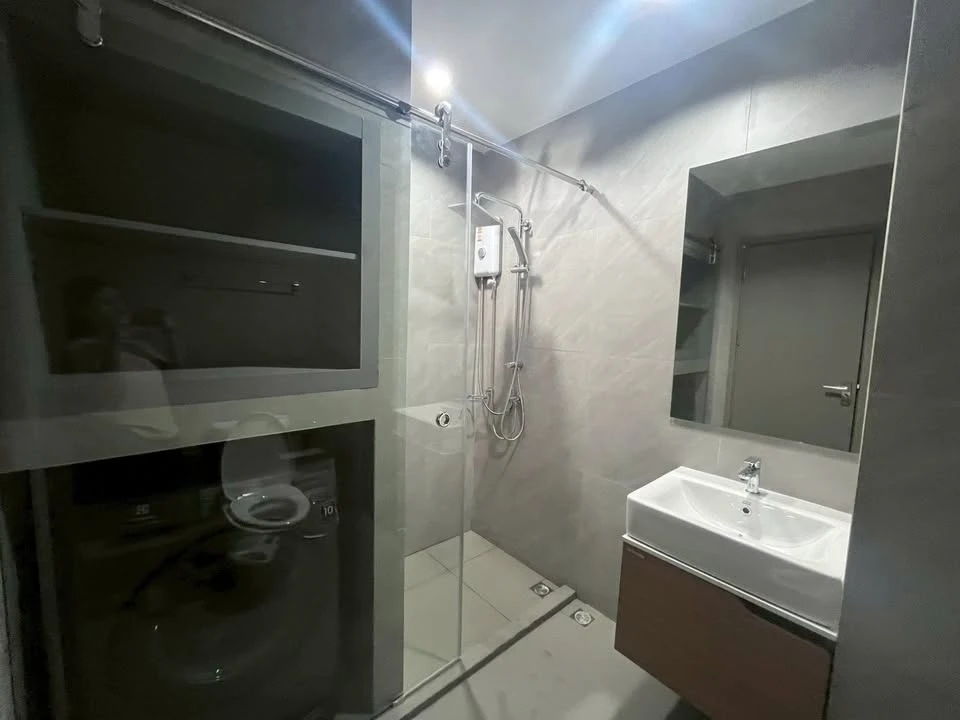 For rent: Ideo Sukhumvit - Rama 4. Modern design unit with full built-in furnishings and stunning city views. Don't miss out!