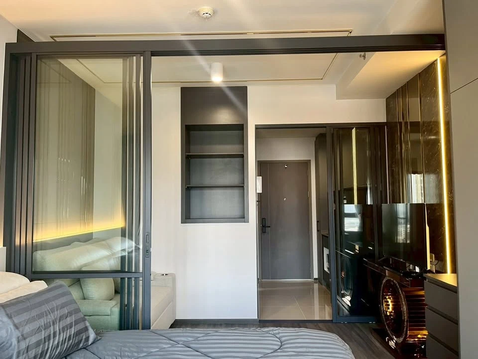 For rent: Ideo Sukhumvit - Rama 4. Modern design unit with full built-in furnishings and stunning city views. Don't miss out!
