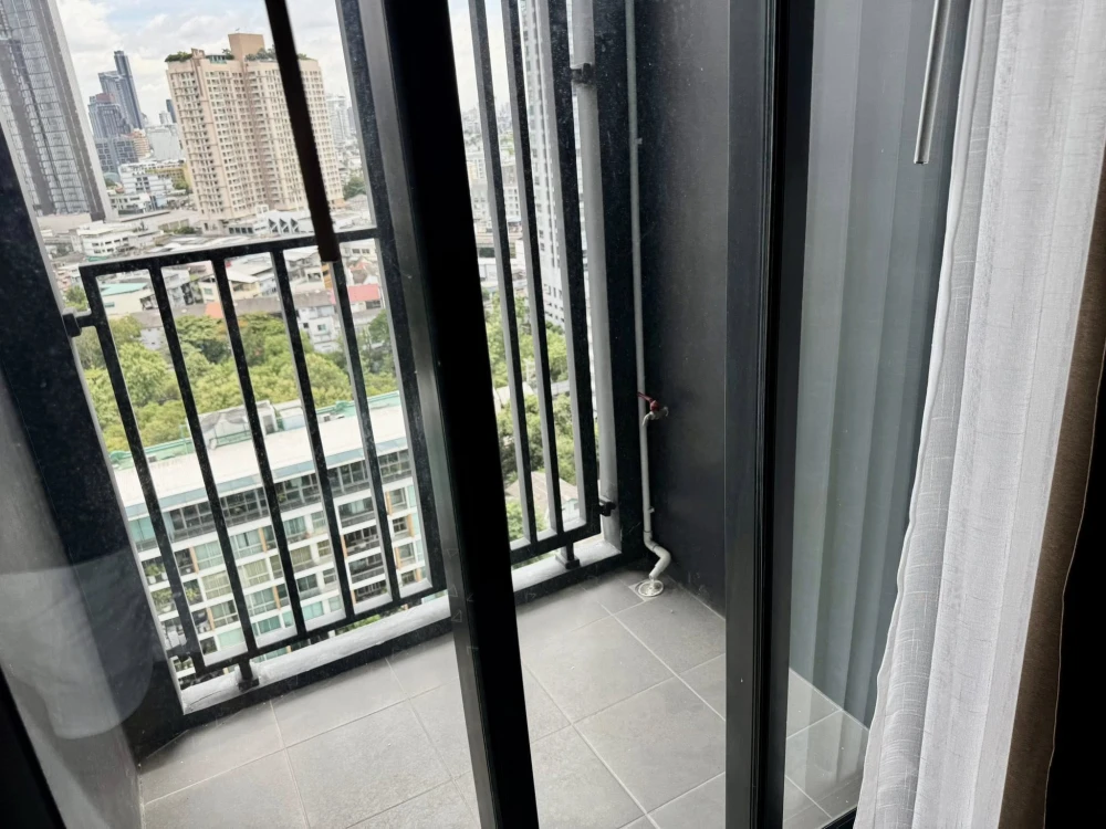 For rent: Ideo Sukhumvit - Rama4, studio room, fully furnished and equipped with electrical appliances. Hurry and book now!