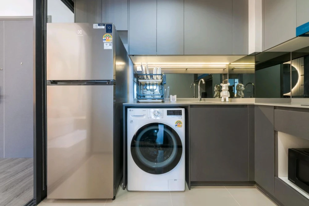 For rent: Ideo Sukhumvit - Rama 4. Beautifully decorated room with a cool tone. Built-in marble walls. Comes with complete furniture. Don't miss it!