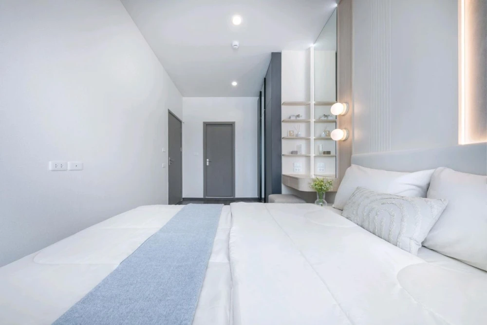 For rent: Ideo Sukhumvit - Rama 4. Beautifully decorated room with a cool tone. Built-in marble walls. Comes with complete furniture. Don't miss it!