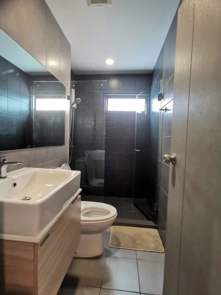 For rent: IDEO Sukhumvit 115, 1 comfortable room, fully furnished and equipped with electrical appliances at an affordable price. Don't miss it.