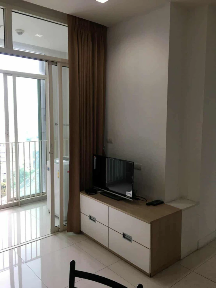 For rent: Ideo Verve Ratchaprarop, high floor, fully furnished, spacious and comfortable room. Reserve now!