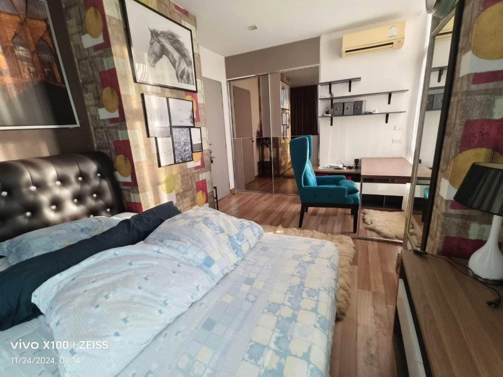 For rent: IDEO Verve Sukhumvit, 30th floor, highest floor, best view in the project, wallpapered throughout the room, very worth booking.