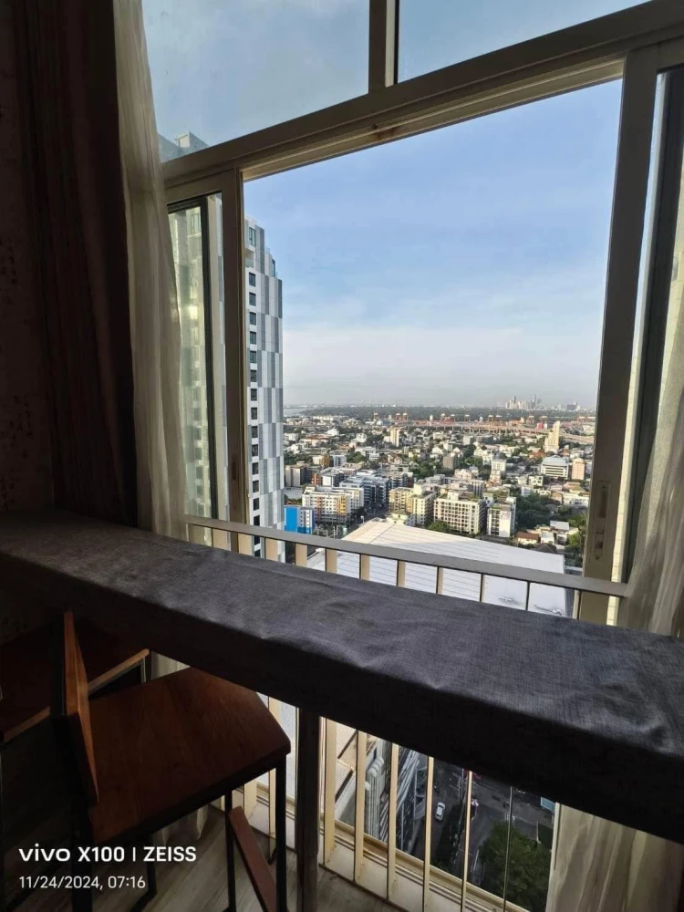 For rent: IDEO Verve Sukhumvit, 30th floor, highest floor, best view in the project, wallpapered throughout the room, very worth booking.