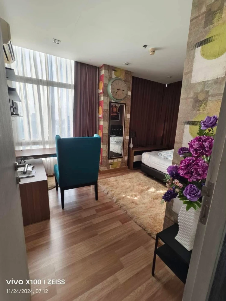 For rent: IDEO Verve Sukhumvit, 30th floor, highest floor, best view in the project, wallpapered throughout the room, very worth booking.