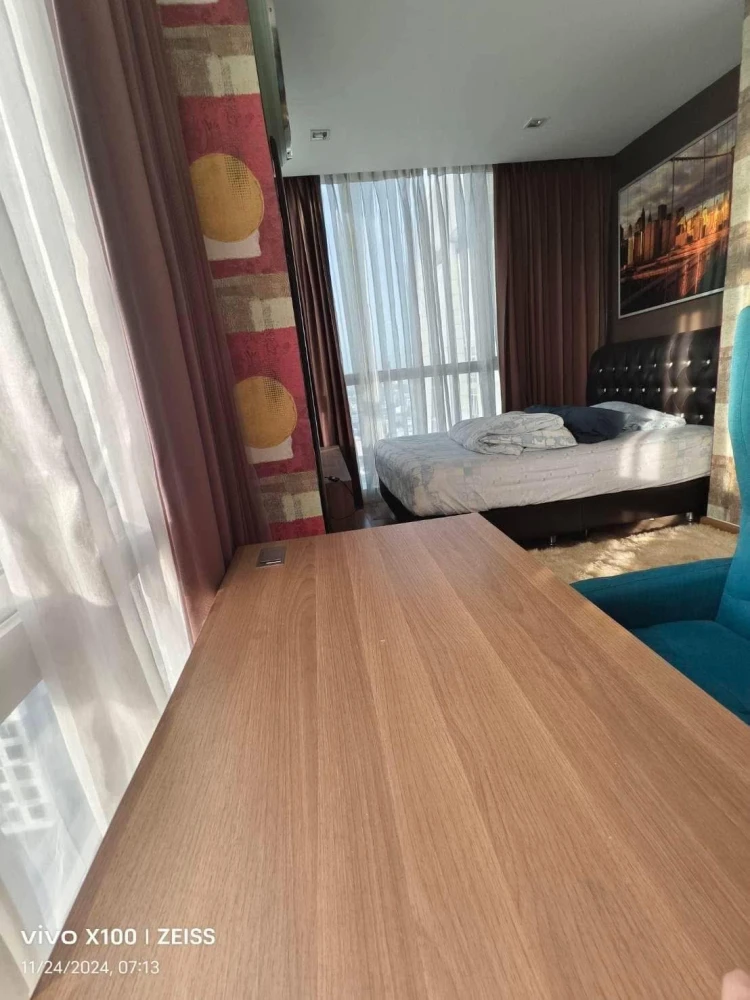For rent: IDEO Verve Sukhumvit, 30th floor, highest floor, best view in the project, wallpapered throughout the room, very worth booking.