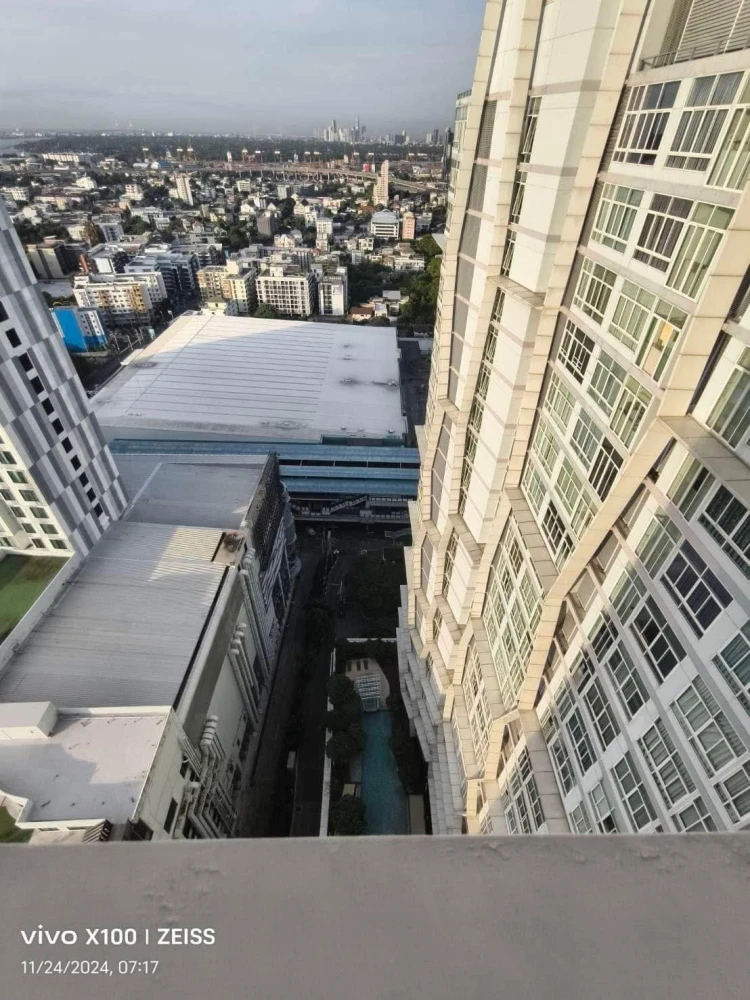 For rent: IDEO Verve Sukhumvit, 30th floor, highest floor, best view in the project, wallpapered throughout the room, very worth booking.