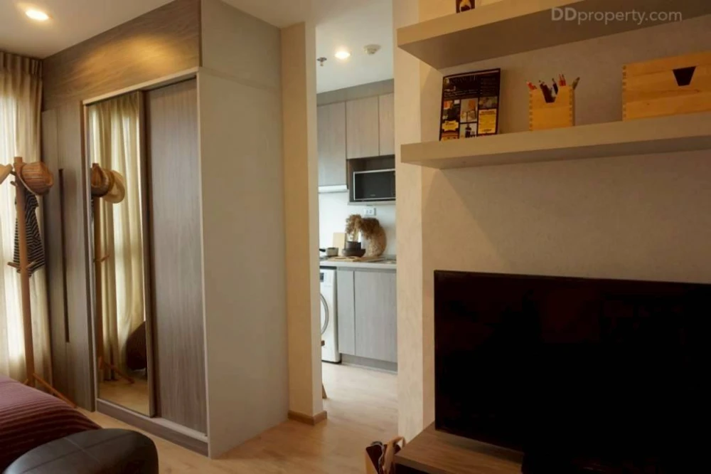 For rent, Ideo Wutthakat, studio room, 14th floor, can sit and watch the beautiful city view from the room. If interested, hurry to reserve before it