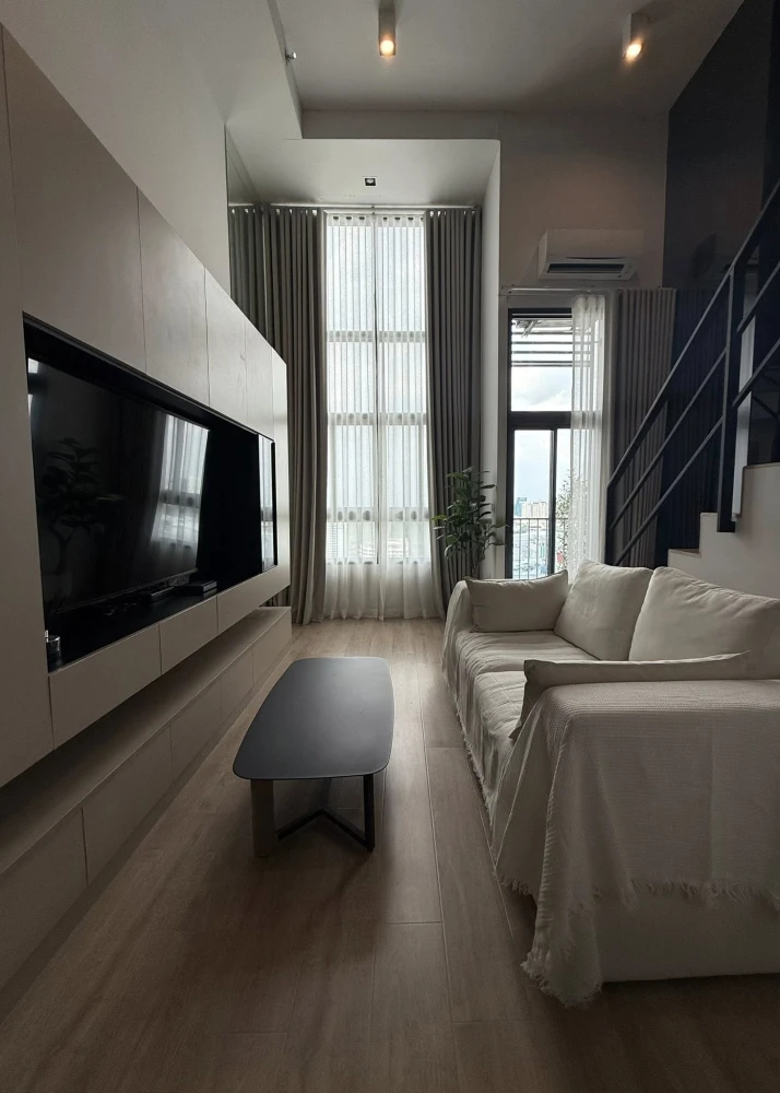 For rent: IDEO Rama 9-Asoke. Beautifully decorated minimalist-style room. High-quality built-in bed, mattress, and sofa. Don't miss out!