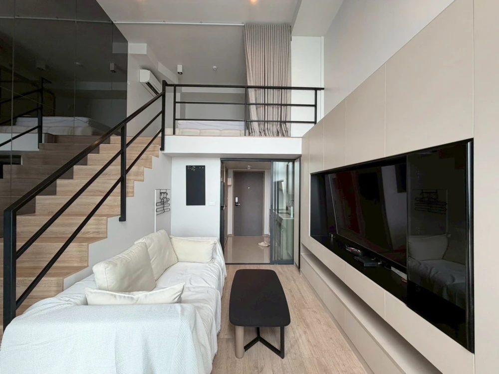 For rent: IDEO Rama 9-Asoke. Beautifully decorated minimalist-style room. High-quality built-in bed, mattress, and sofa. Don't miss out!