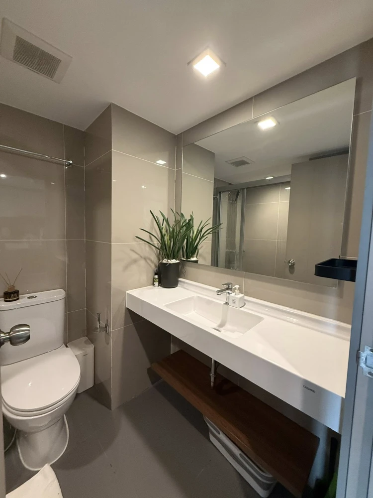 For rent: IDEO Rama 9-Asoke. Beautifully decorated minimalist-style room. High-quality built-in bed, mattress, and sofa. Don't miss out!