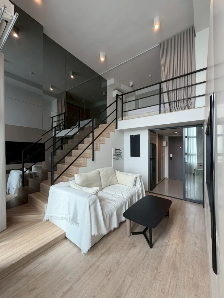 For rent: IDEO Rama 9-Asoke. Beautifully decorated minimalist-style room. High-quality built-in bed, mattress, and sofa. Don't miss out!