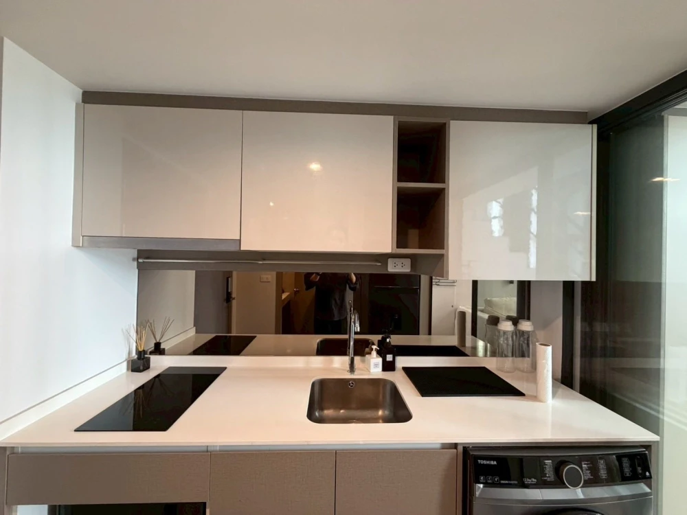 For rent: IDEO Rama 9-Asoke. Beautifully decorated minimalist-style room. High-quality built-in bed, mattress, and sofa. Don't miss out!