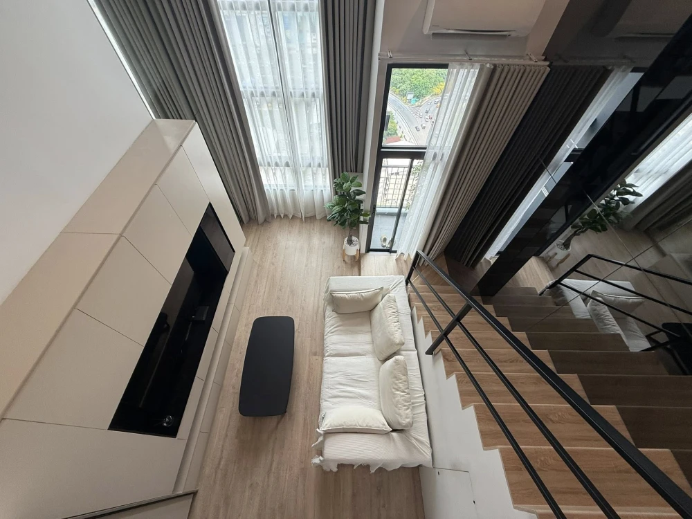 For rent: IDEO Rama 9-Asoke. Beautifully decorated minimalist-style room. High-quality built-in bed, mattress, and sofa. Don't miss out!