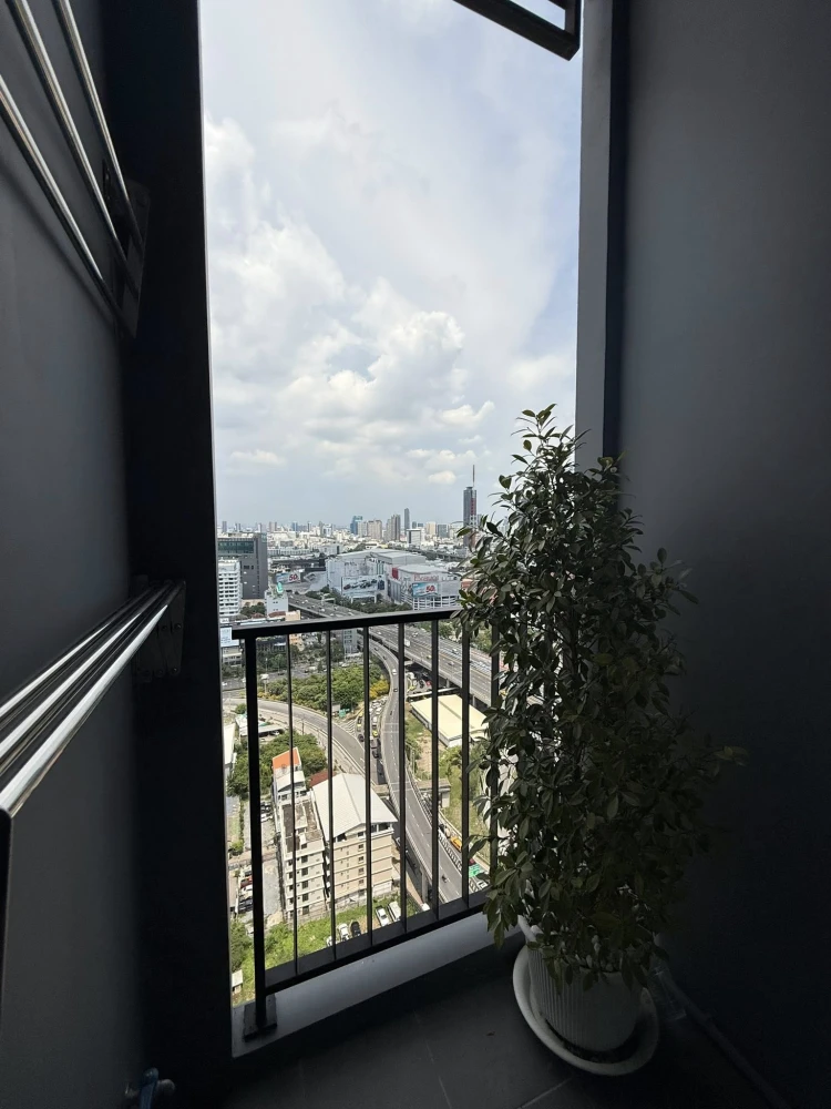 For rent: IDEO Rama 9-Asoke. Beautifully decorated minimalist-style room. High-quality built-in bed, mattress, and sofa. Don't miss out!