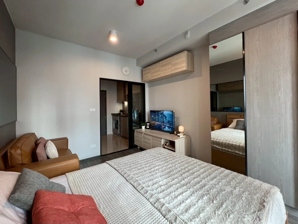 For rent: IDEO Ramkhamhaeng - Lamsalee Station, beautiful room, breezy balcony, airy, fully furnished, ready to move in.