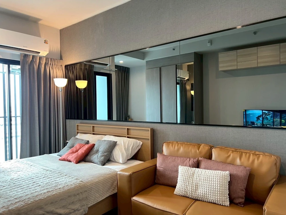 For rent: IDEO Ramkhamhaeng - Lamsalee Station, beautiful room, breezy balcony, airy, fully furnished, ready to move in.