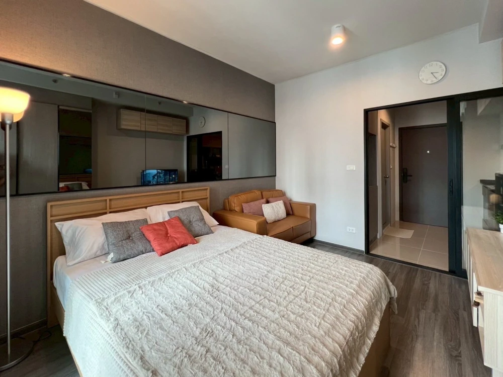For rent: IDEO Ramkhamhaeng - Lamsalee Station, beautiful room, breezy balcony, airy, fully furnished, ready to move in.
