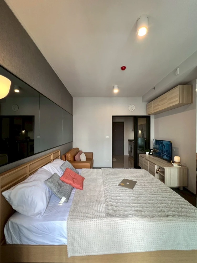 For rent: IDEO Ramkhamhaeng - Lamsalee Station, beautiful room, breezy balcony, airy, fully furnished, ready to move in.